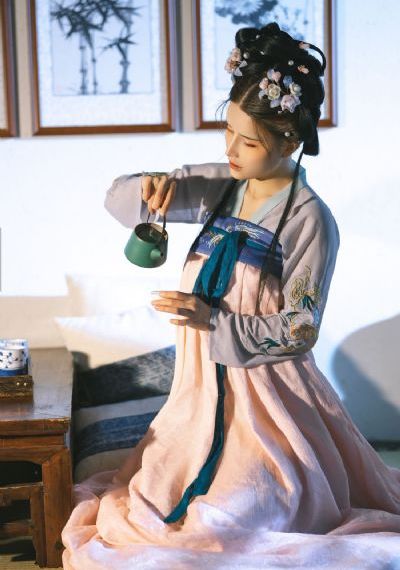 爸爸忘拉手刹俩孩子随车冲进鱼塘